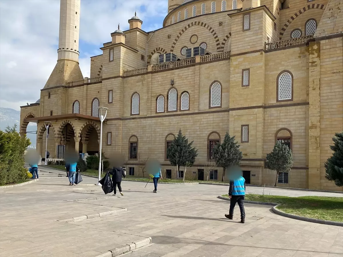 Kahramanmaraş'ta yükümlüler camilerde temizlik yaptı