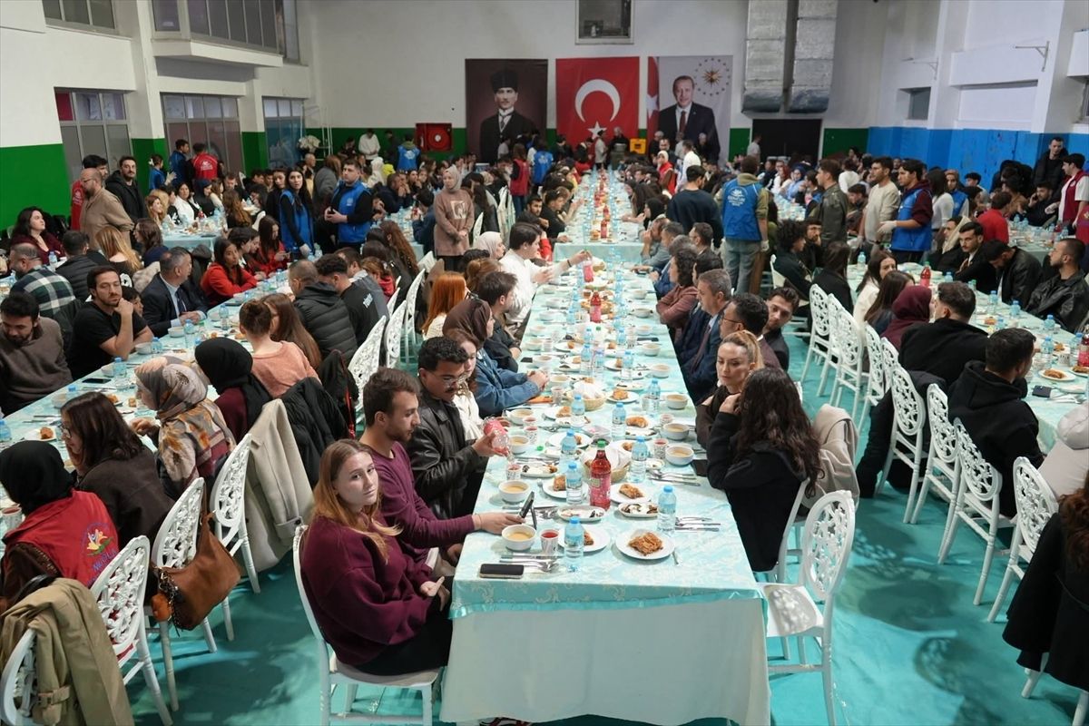 Kampüs iftarında gönüllü gençler aynı sofrada buluştu