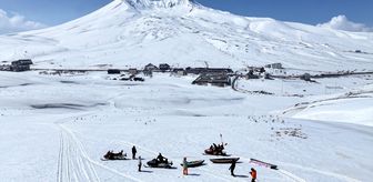 Kanoyla suda değil, Erciyes'te kar üzerinde süzüldüler
