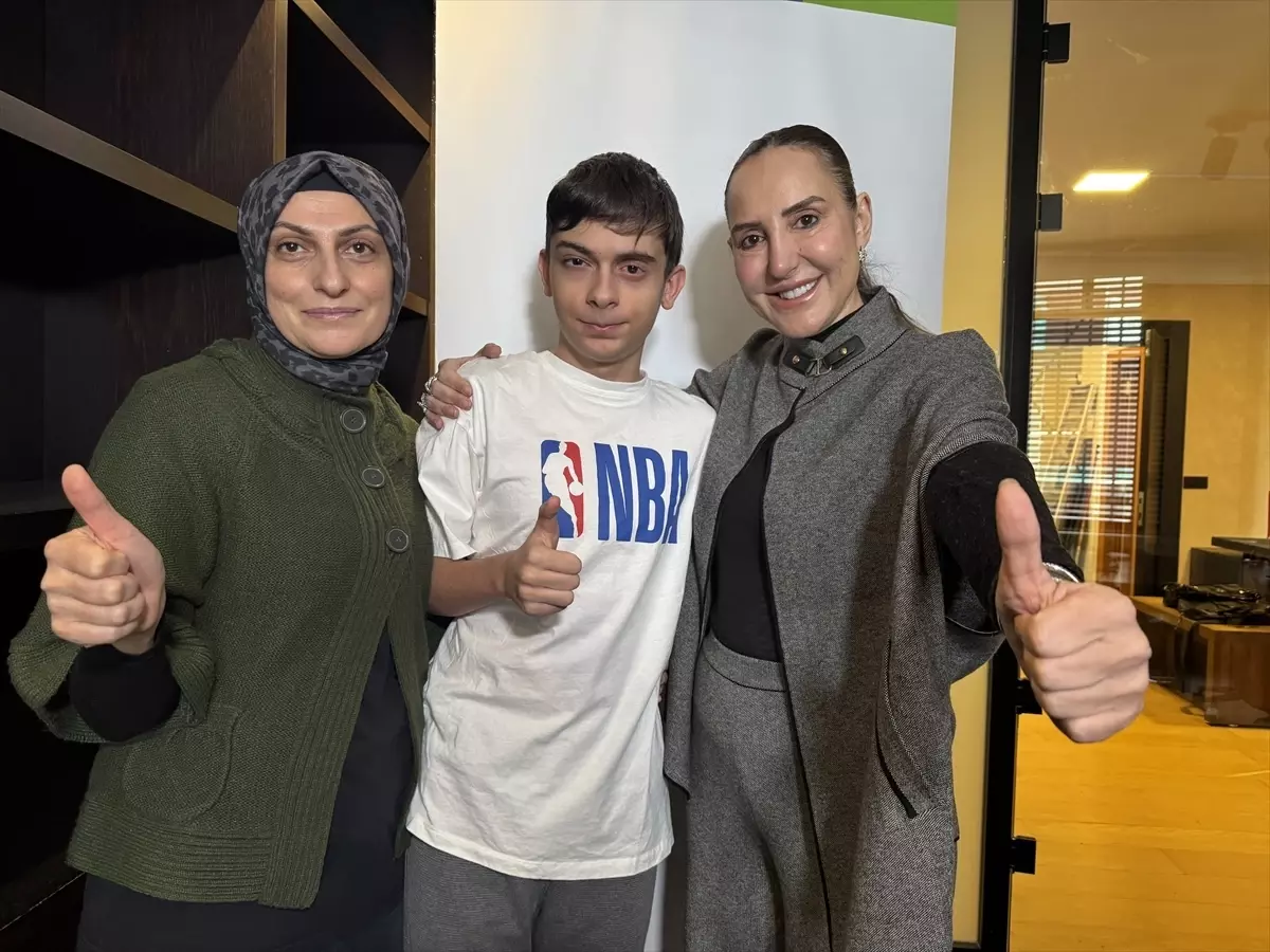 Kanseri yenen öğrenci tedavisini destekleyen dernekte gönüllü çalışıyor