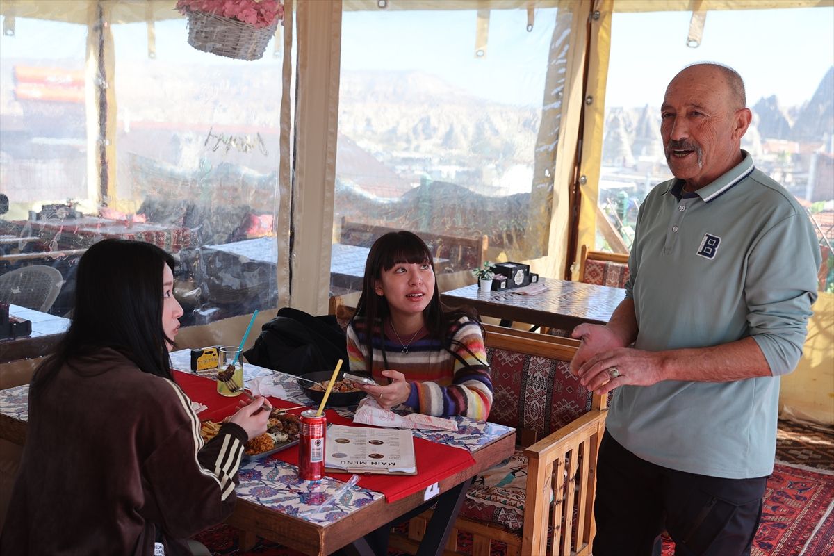 Kapadokya'da turistlerle 9 dilde sohbet eden Cemalettin Yavuz tecrübelerini paylaşmaya hazırlanıyor