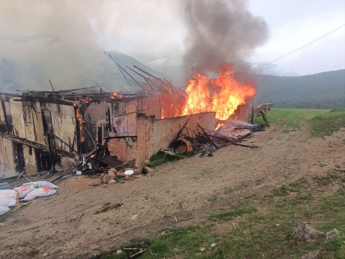 Karabük'te 2 katlı ahşap ev yandı