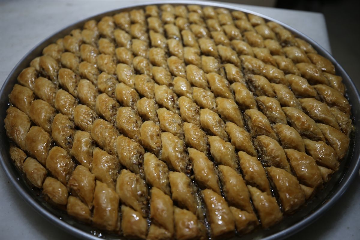 Karabük'te bayram sofraları için baklava ve su böreği hazırlanıyor