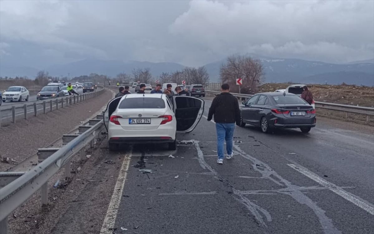 Karabük'te el freni çekilmeyen otomobilin karıştığı kazada 1 kişi öldü, 3 kişi yaralandı