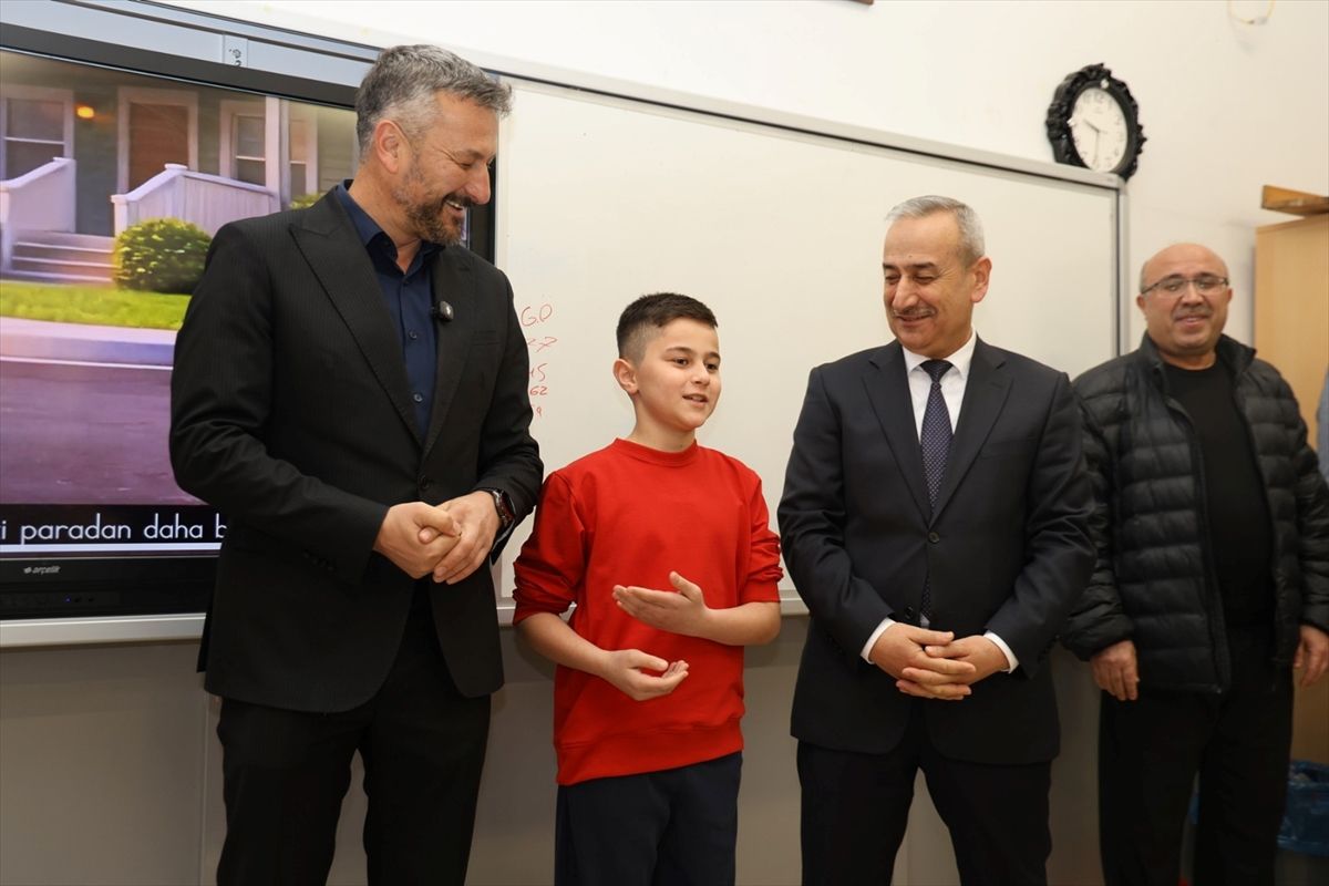 Karabük'te sınıf başkanı seçilen öğrencinin vaadiyle Eskipazar Belediye Başkanı Cıva okula geldi
