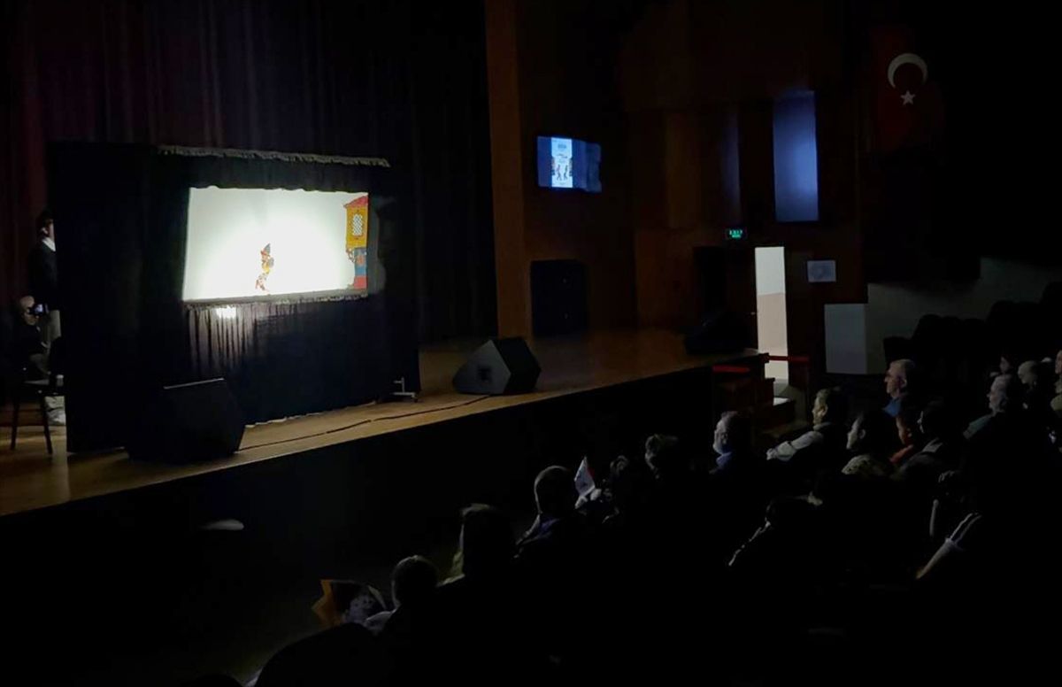 "Karagöz'e İş Ardına Düş" perde oyunu Bursa'da sahnelendi