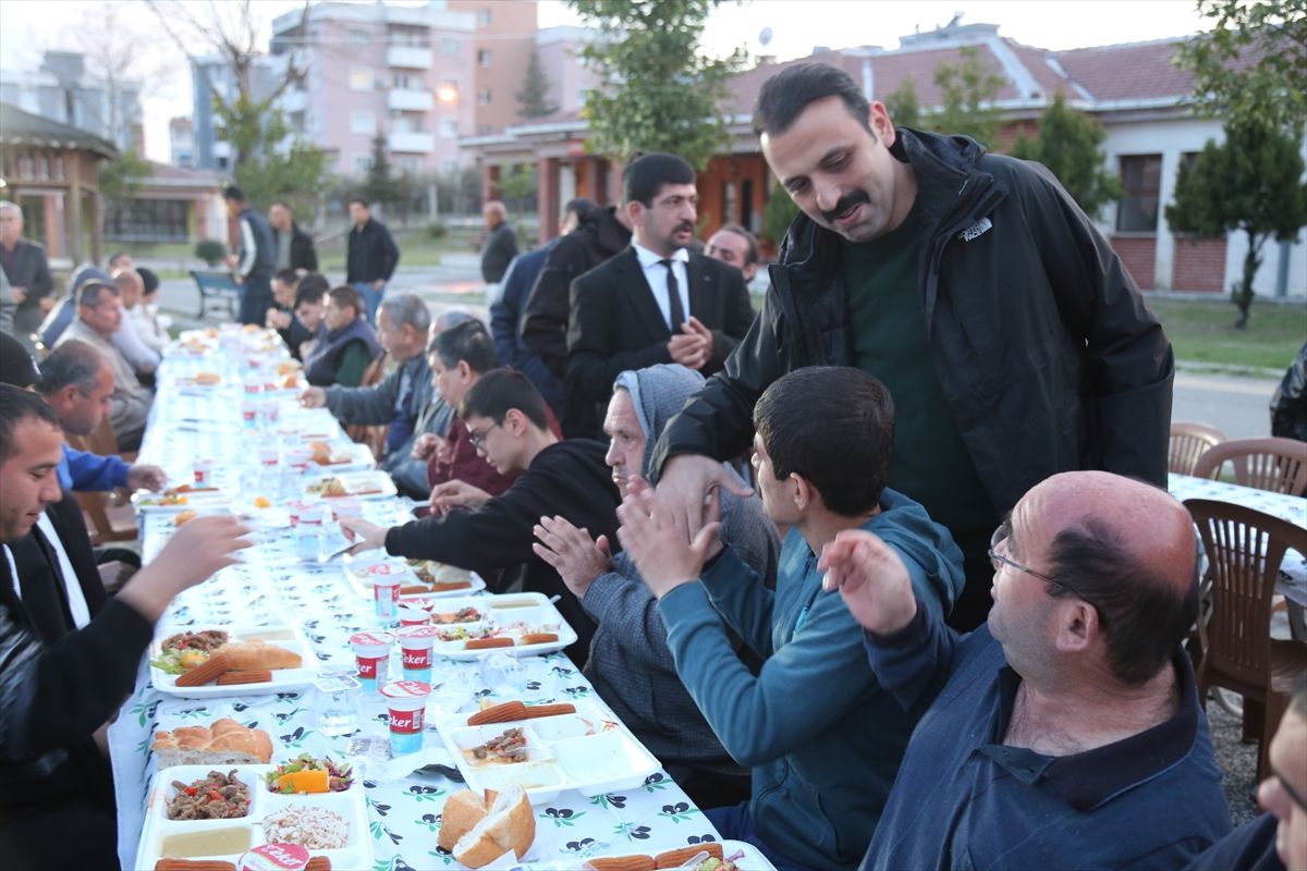 Karaisalı Kaymakamı Bozoğlan, engelli bireylerle iftarda buluştu