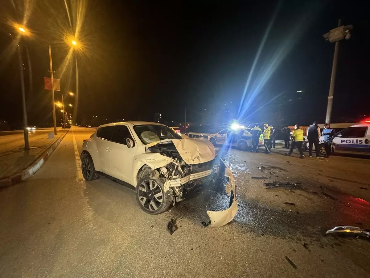 Karaman'da cip ile otomobilin çarpıştığı kazada 4 kişi yaralandı