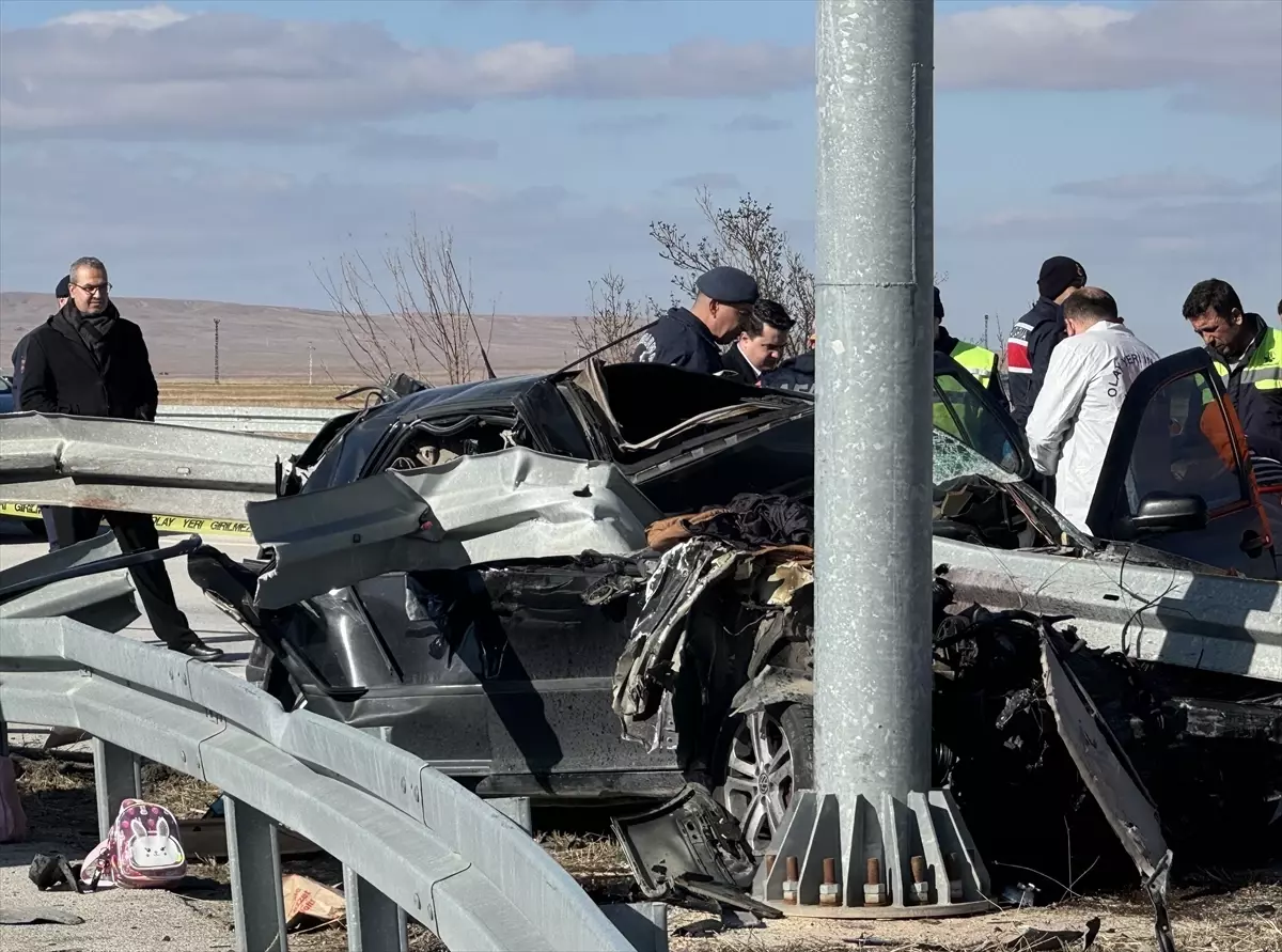 Karaman'da otomobilin bariyere çarptığı kazada 2 kişi öldü, 1 çocuk yaralandı