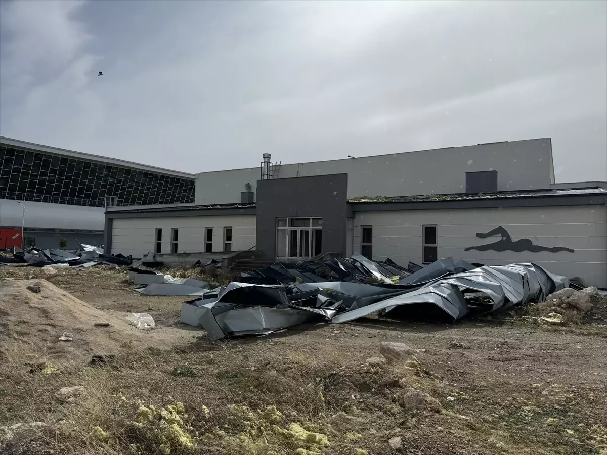 Karaman'da şiddetli rüzgar etkili oldu