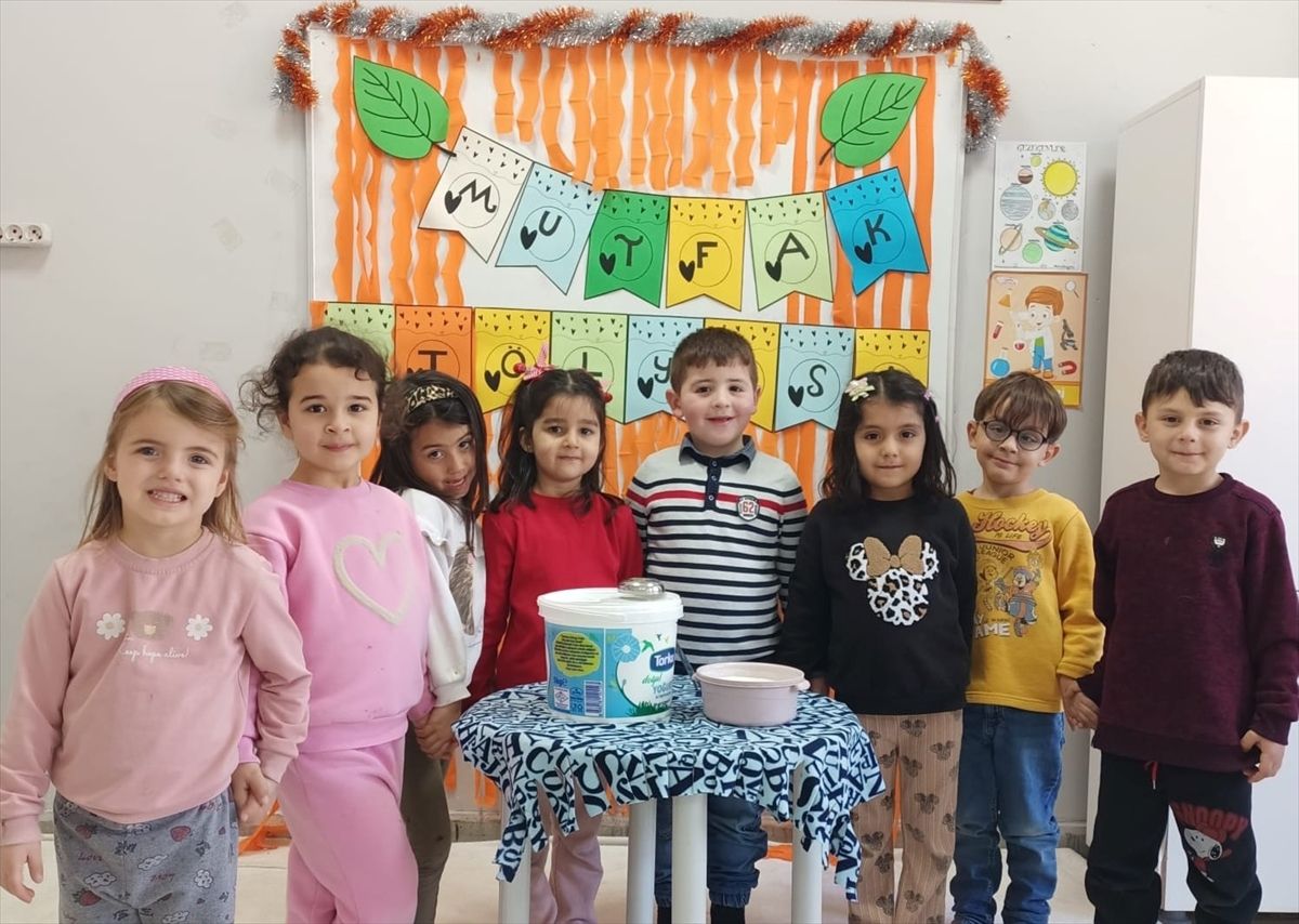 Kargı'da anasınıfı öğrencileri iftar için yoğurt mayaladı