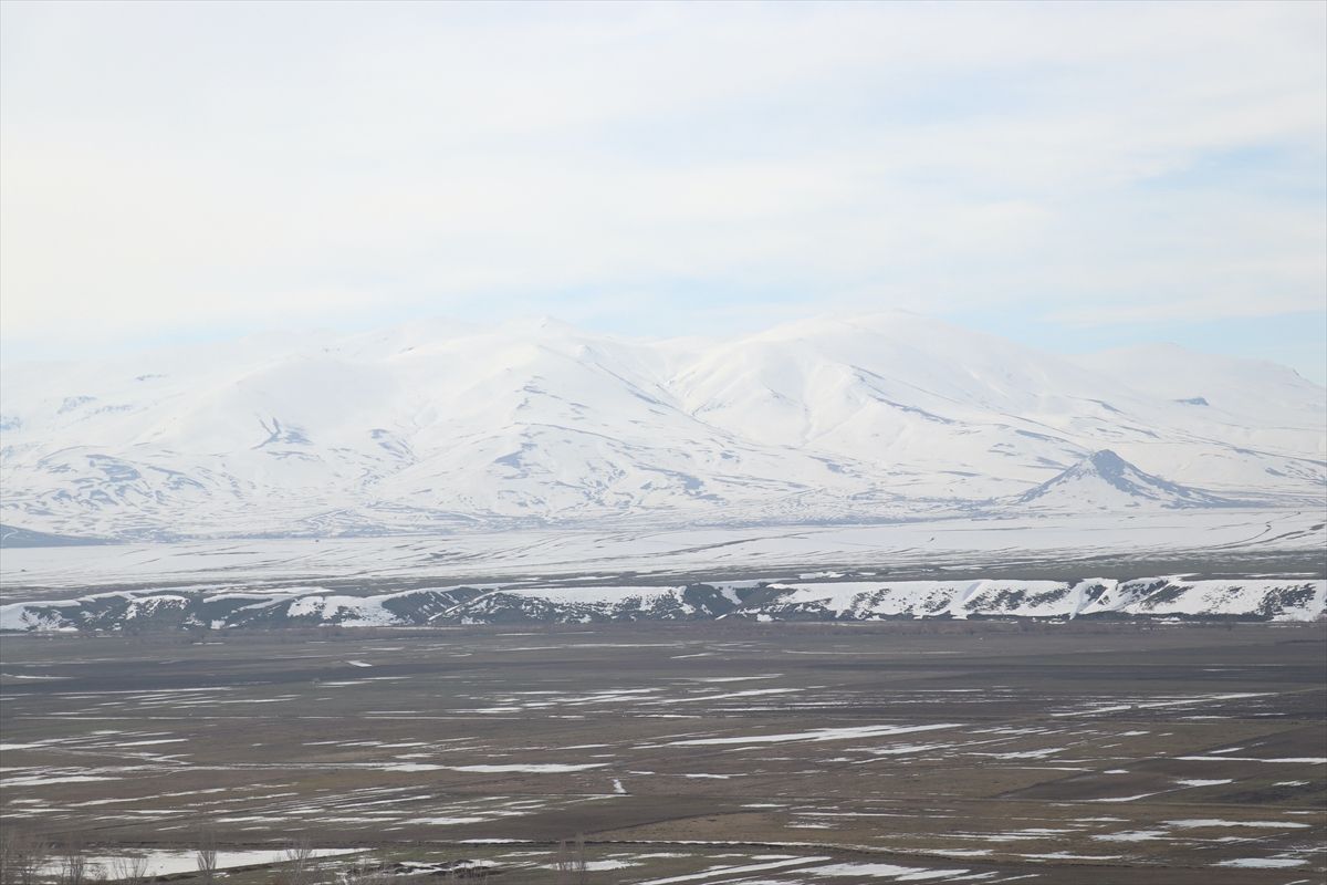 Karların erimeye başladığı Ağrı Ovası dronla görüntülendi
