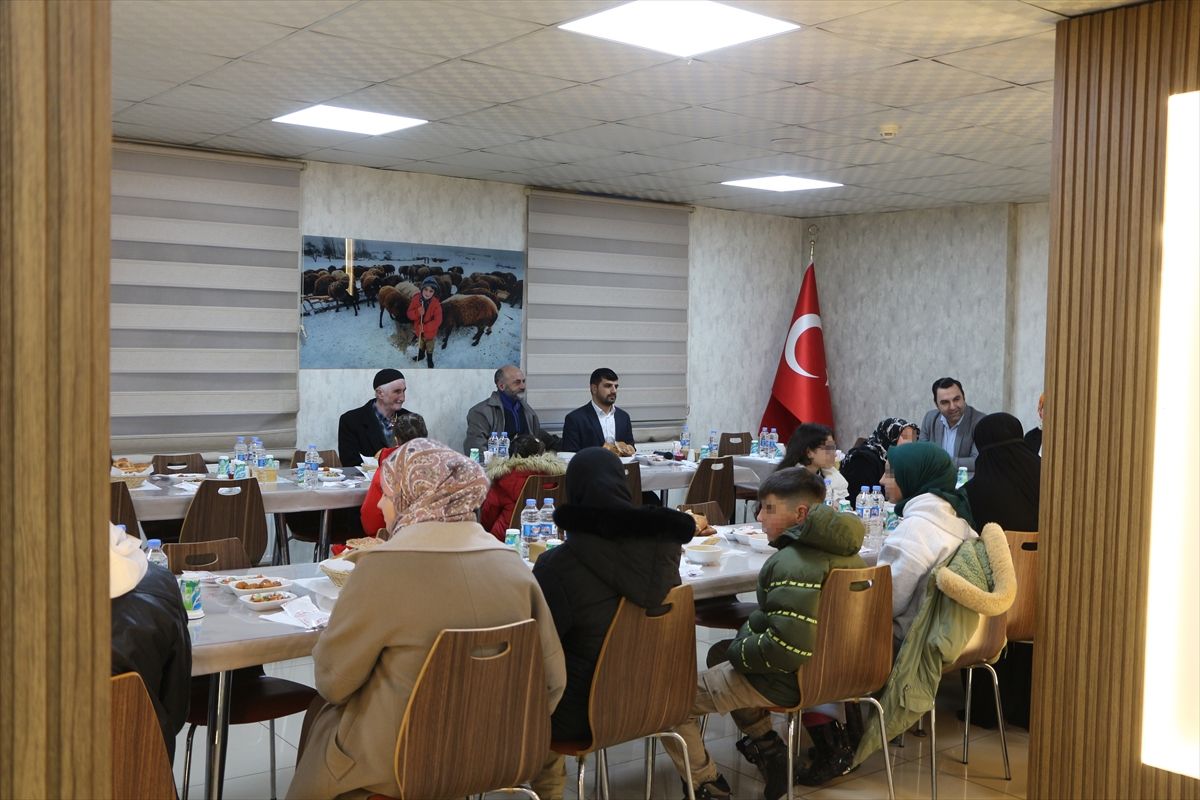 Karlıova'da yetim ve öksüz çocuklar için iftar programı düzenlendi