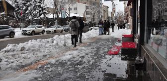 Kars'ta başına buz sarkıtı düşen kız çocuğu yaralandı