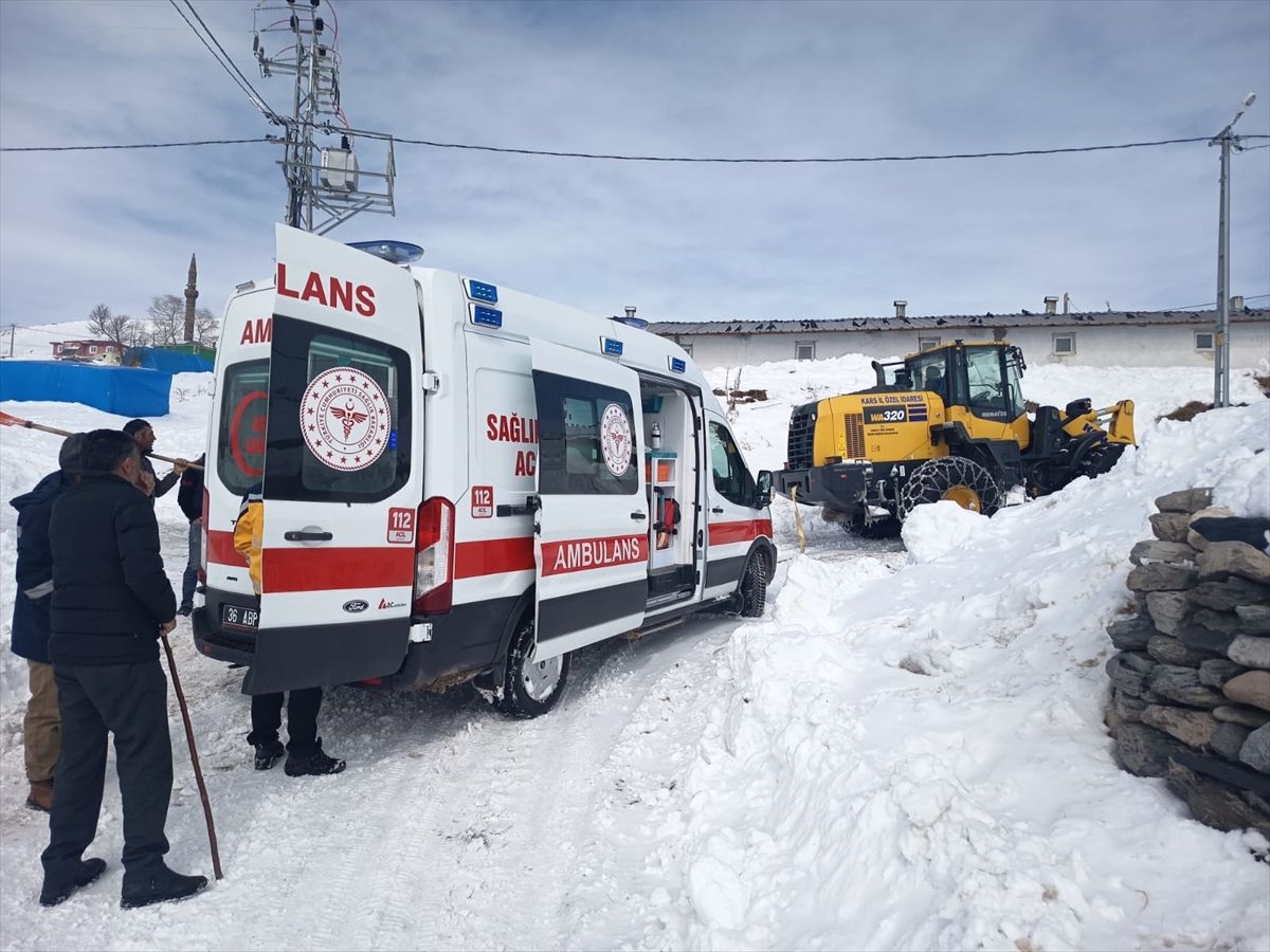 Kars'ta boynuz darbesiyle gözünden ağır yaralanan kişi ekiplerin uzun uğraşlarıyla hastaneye kaldırıldı