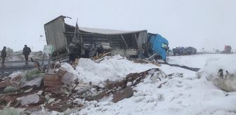 Kars'ta çarpışan tanker ve tırın sürücüleri yaralandı, yol ulaşıma kapatıldı