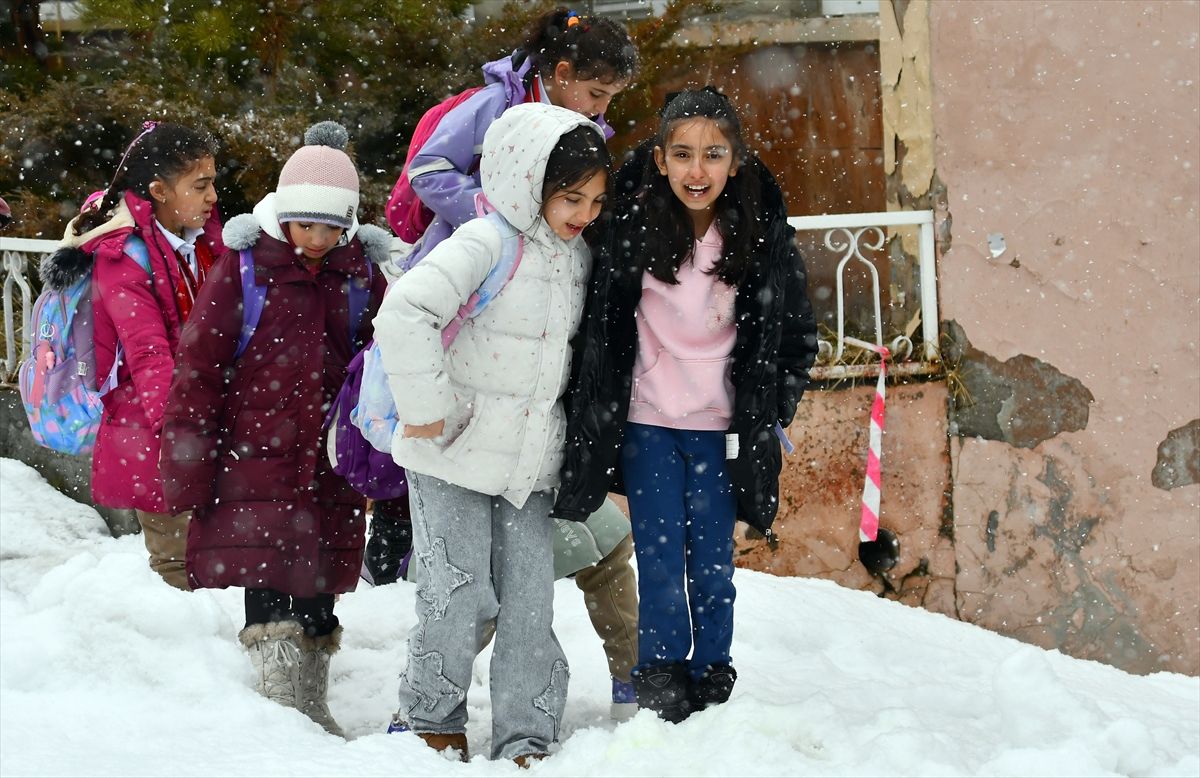 Kars'ta ilkbaharda kar etkisini sürdürüyor