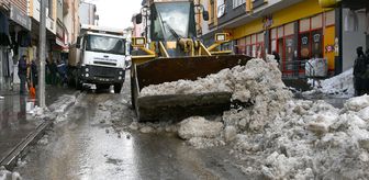 Kars'ta kar ve buz kütleleri yerleşim yeri dışına taşınıyor