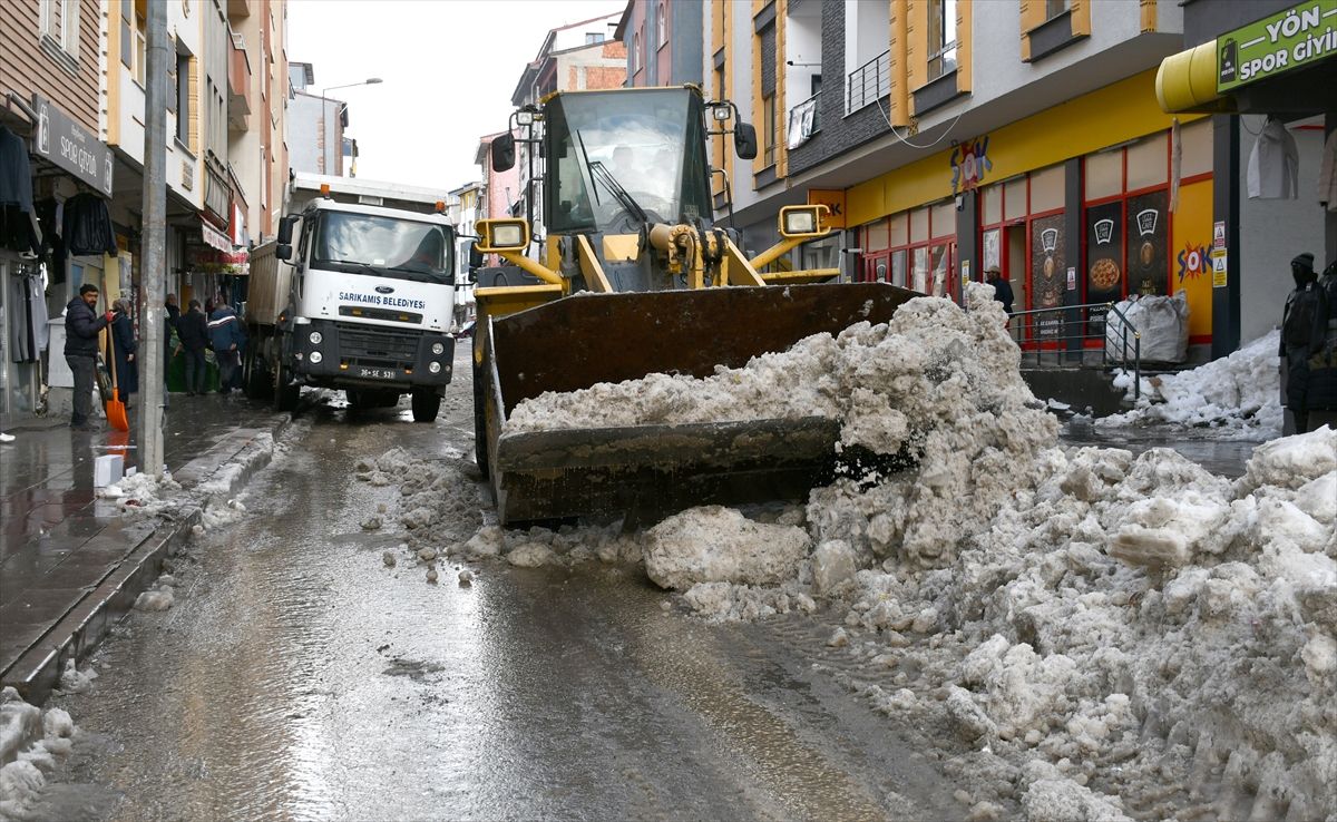 Kars'ta kar ve buz kütleleri yerleşim yeri dışına taşınıyor