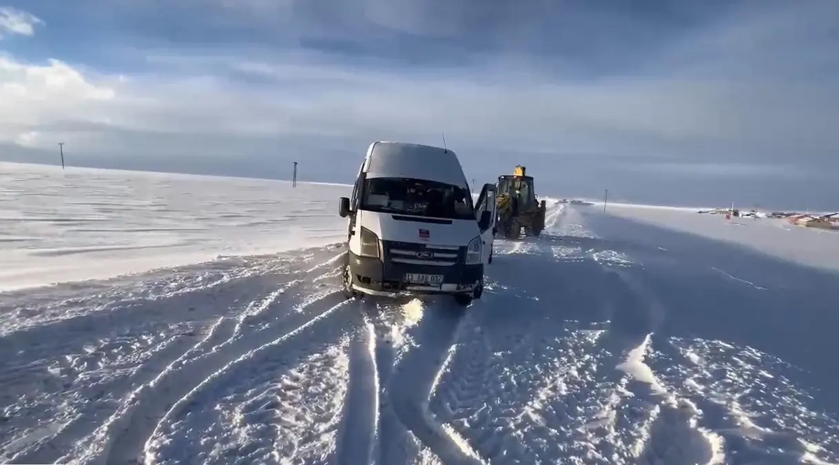 Kars'ta kara saplanan öğrenci servisi kurtarıldı