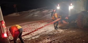 Kars'ta kardan yolu kapanan köyde merdivenden düşen kadın hastaneye ulaştırıldı