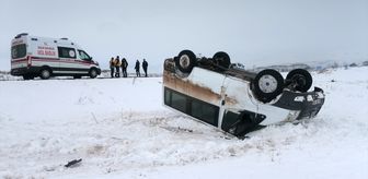 Kars'ta köy minibüsü yoldan çıkıp ters döndü, 5 kişi yaralandı