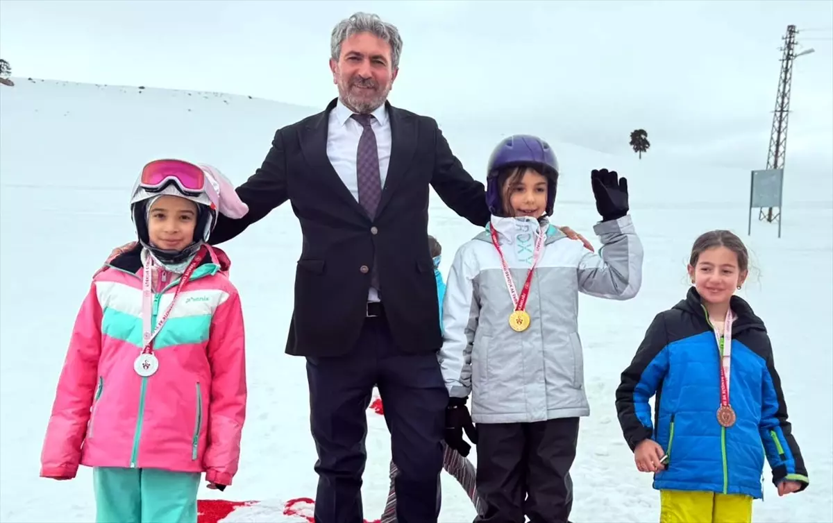 Kars'ta Okul Sporları Kayak ve Snowboard İl Birinciliği Yarışları düzenlendi