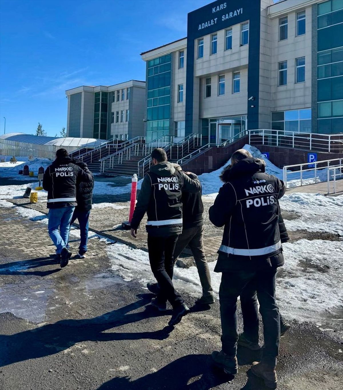 Kars'ta uyuşturucu operasyonunda 3 zanlı tutuklandı