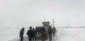 Kars'ta yolda kalan 12 araç ekiplerce kurtarıldı