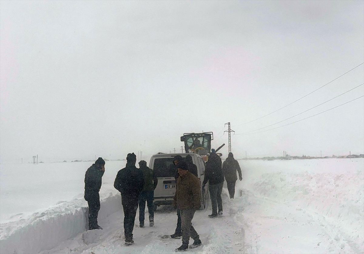 Kars'ta yolda kalan 12 araç ekiplerce kurtarıldı