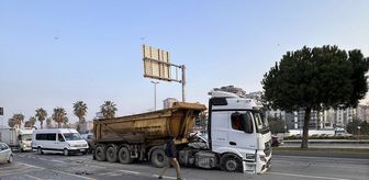 Kartal'da otomobilin kamyona çarpıp durağa girmesi araç kamerasında