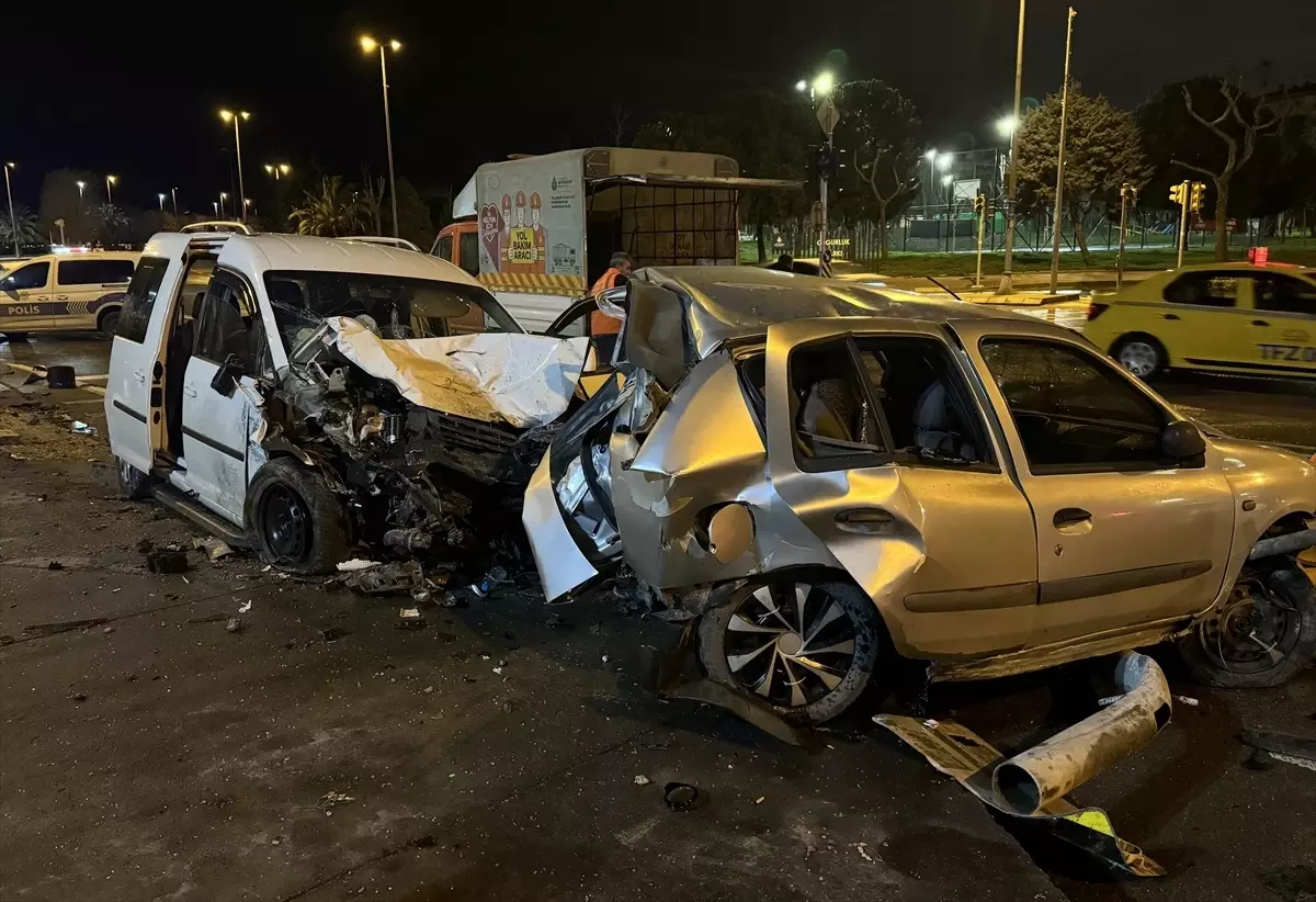 Kartal'da park halindeki otomobile çarpan araçtaki 4 kişi yaralandı