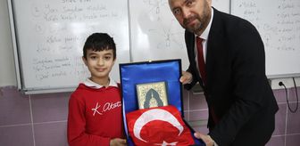 Kaş'ta öğrencinin Türk bayrağı hassasiyeti ödüllendirildi