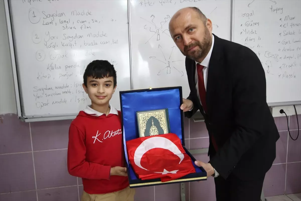 Kaş'ta öğrencinin Türk bayrağı hassasiyeti ödüllendirildi