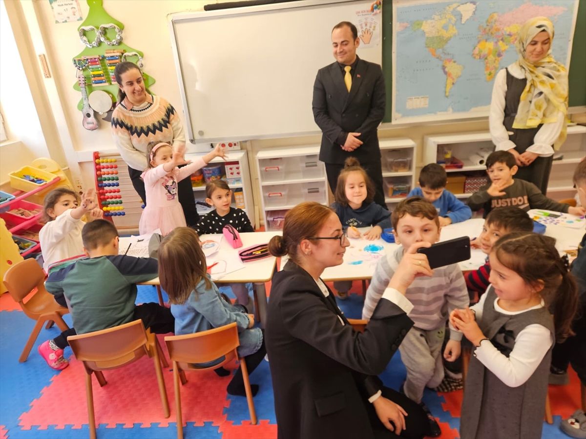 Kastamonu'da anaokulu öğrencilerinin esnafla bayramlaşmasının videosu ilgi gördü