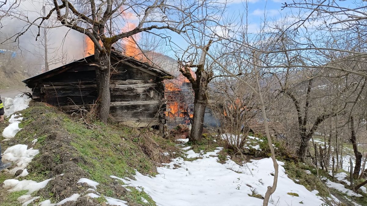 Kastamonu'da çıkan yangında 2 ev kullanılamaz hale geldi
