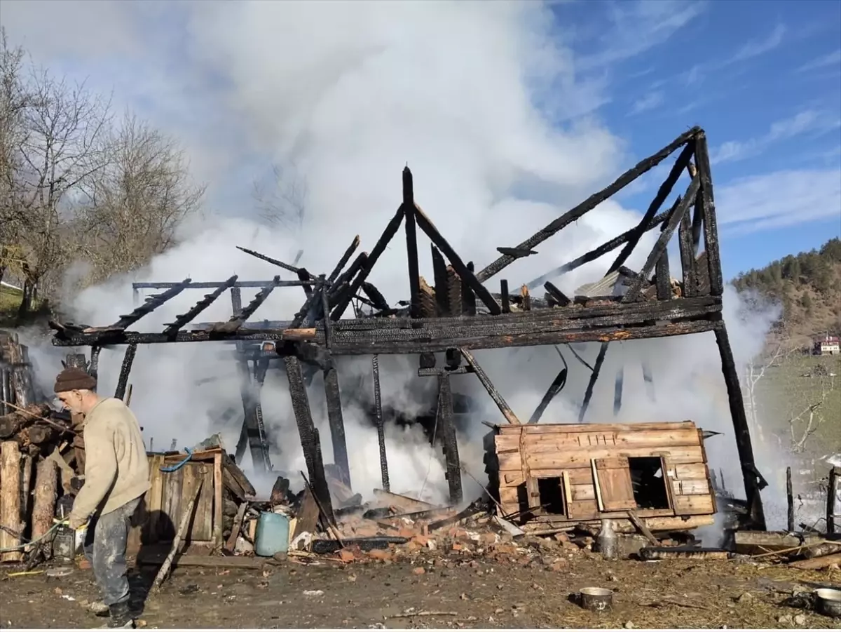 Kastamonu'da çıkan yangında 2 katlı ahşap ev kullanılamaz hale geldi