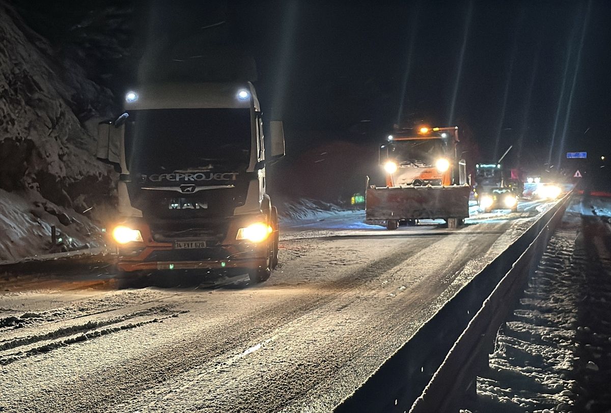 Kastamonu'da etkili olan kar ulaşımda aksamalara yol açtı