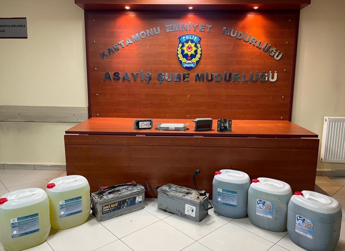 Kastamonu'da iş makinesinin mazotunu ve parçalarını çalan 2 zanlı yakalandı