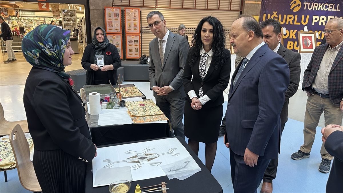 Kastamonu'da 'Sanatın Diliyle Değerlerimiz' tezhip, hat ve ebru sergisi açıldı