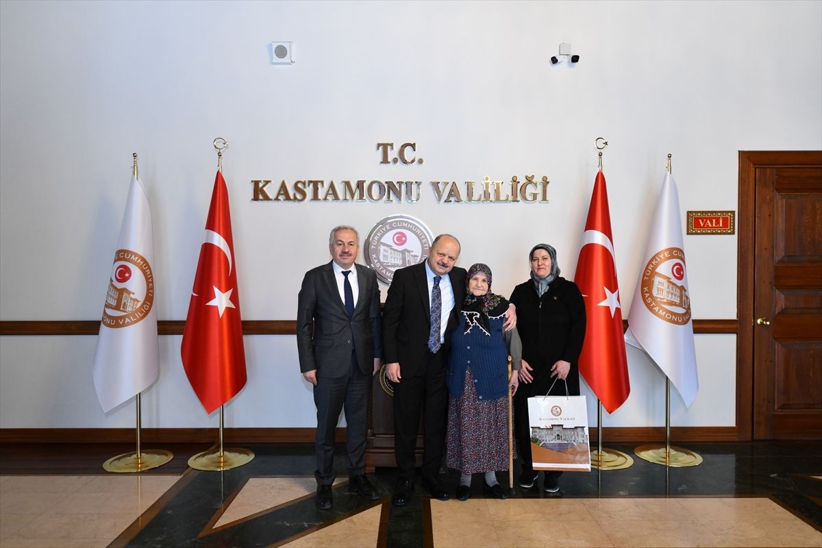 Kastamonu Valisi Dallı huzurevi sakini yaşlı kadını makamında misafir etti