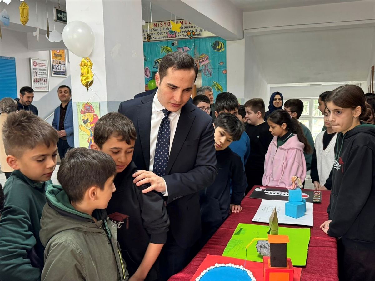 Kaymakam Beyazıt, "Dilimizin Zenginlikleri" sergisini ziyaret etti