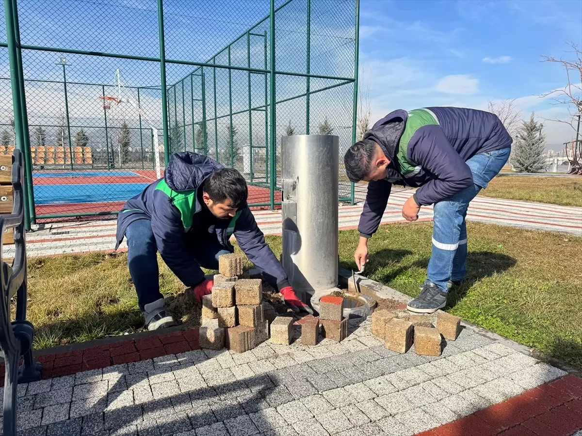 Kayseri Büyükşehir Belediyesi ekipleri millet bahçesinde bakım, onarım ve temizlik çalışmalarını sürdürüyor