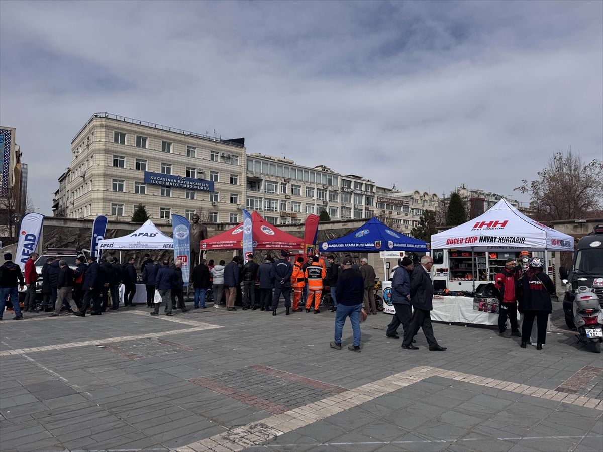 Kayseri'de 1-7 Mart Deprem Haftası kapsamında stant açıldı