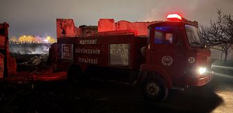 Kayseri'de boş arazideki hurdalar yandı