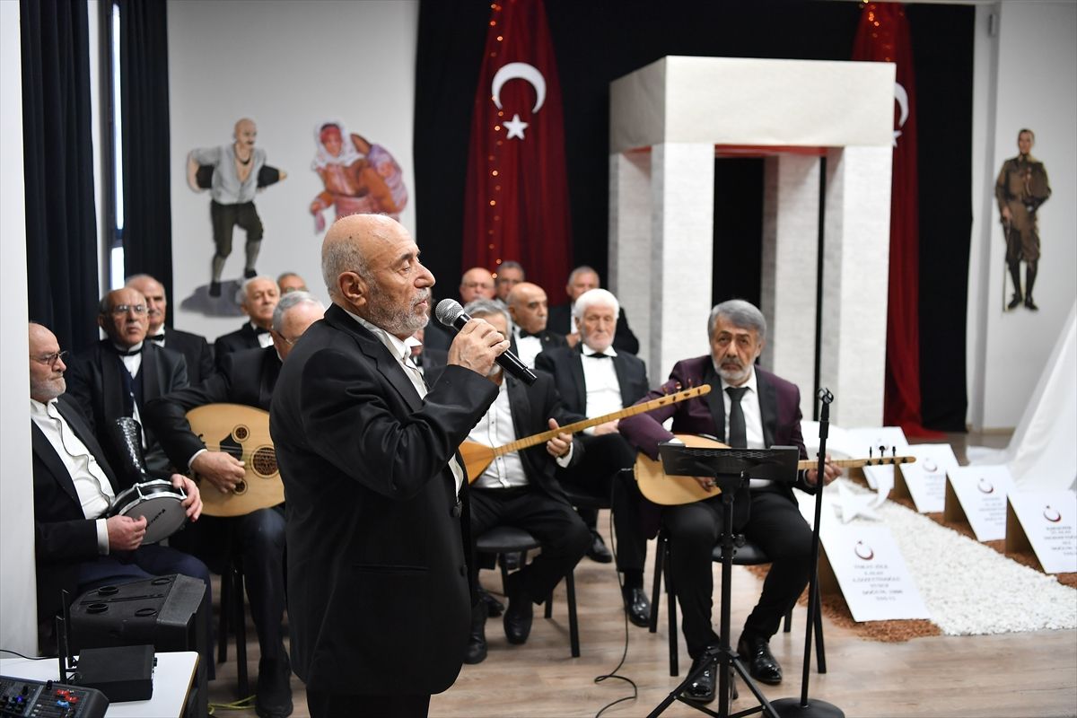 Kayseri'de Çanakkale Şehitlerini Anma Programı'nda öğrenciler ulu çınarlarla buluştu