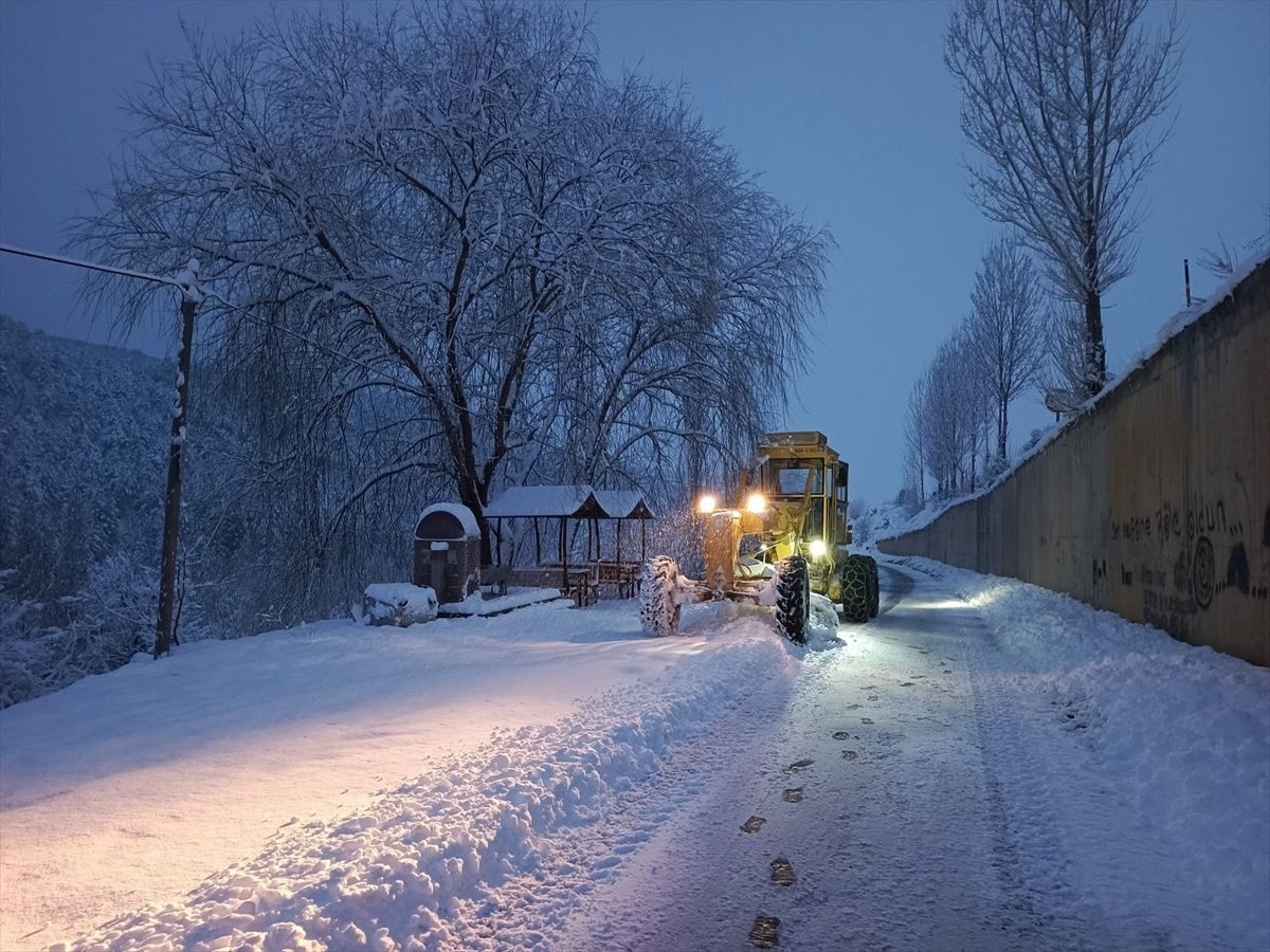 Kayseri'de kar nedeniyle kapanan 195 mahalle yolu ulaşıma açıldı