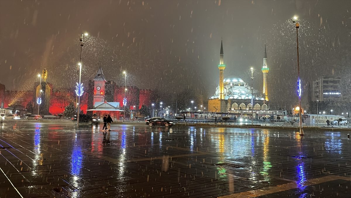 Kayseri'de kar yağışı etkili oluyor