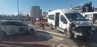 Kayseri'de minibüs ile otomobil çarpıştı, 14 kişi yaralandı
