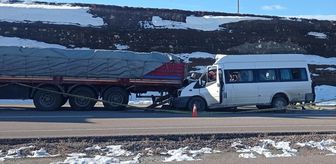 Kayseri'de okul servisinin tırla çarpıştığı kazada 1 kişi öldü, 6'sı öğrenci 7 kişi yaralandı
